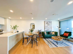 Designed Penthouse 2Bed & 2Bath with SkyTower View on Queen St